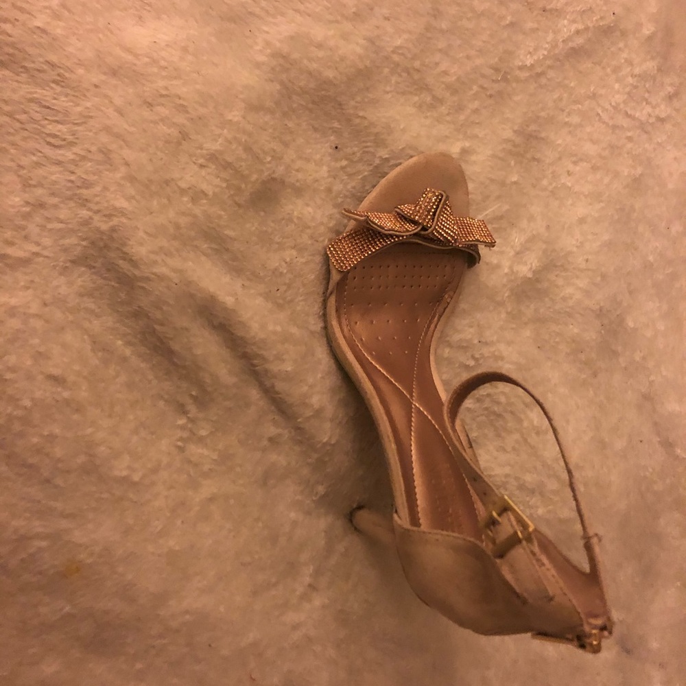Beige suede heel with gold bow